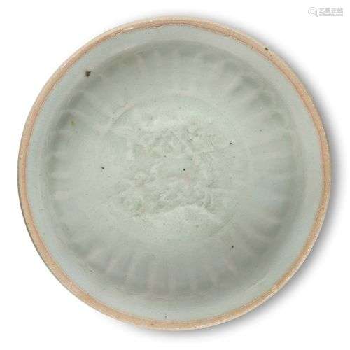 Un plat moulé Qingbai en porcelaine chinoise, dynastie Song,...
