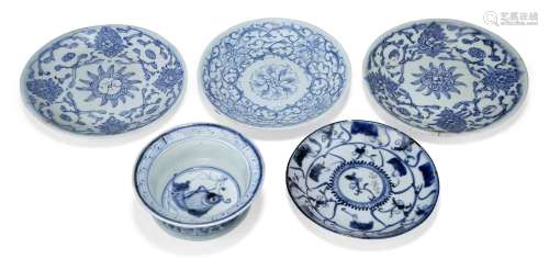 Cinq pièces de porcelaine bleue et blanche chinoise, 19e siè...