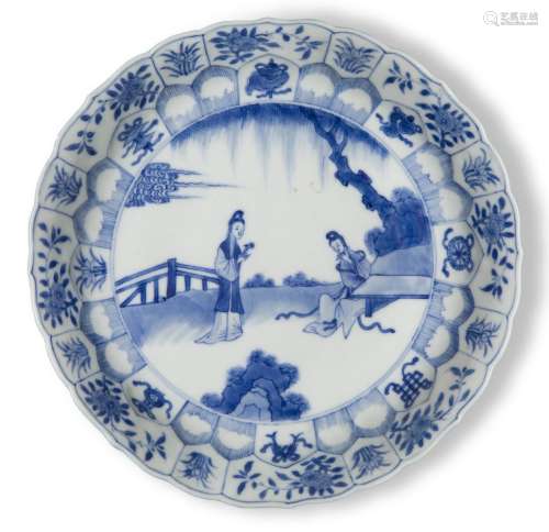 Plat moulé bleu et blanc en porcelaine chinoise, période Kan...