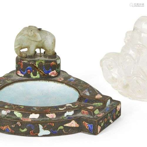 Un petit vase et un couvercle en cristal de roche chinois et...