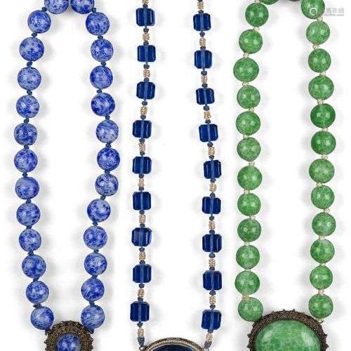 Trois colliers de perles en verre de Pékin, 20e siècle, un c...