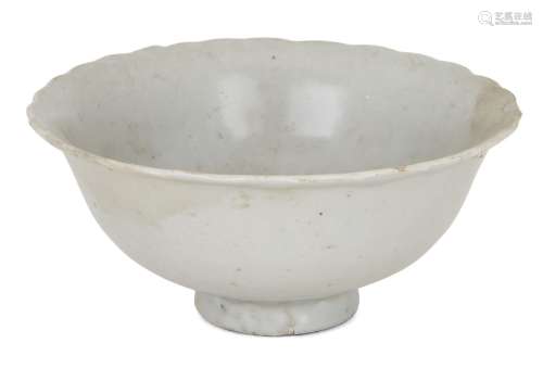 Un bol en porcelaine blanche chinoise, dynastie Song/Yuan, a...