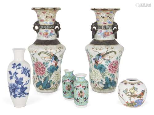 Six vases en porcelaine chinoise, 20e siècle, avec deux vase...