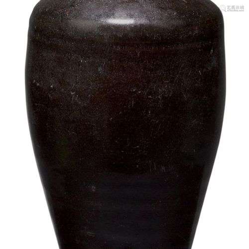 Un vase en poterie chinoise à glaçure noire, dynastie Ming, ...
