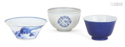 Trois godets à thé en porcelaine chinoise, 17e-19e siècle, l...