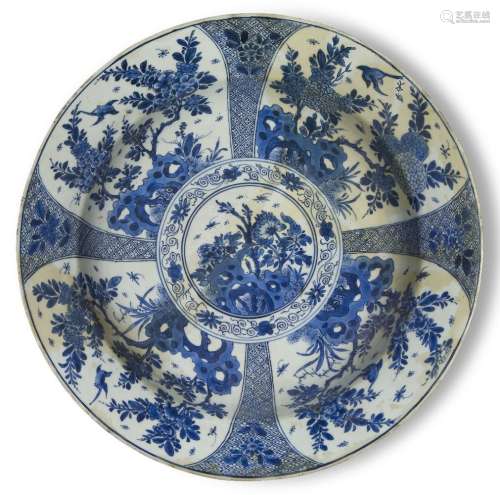Chargeur en porcelaine chinoise bleu et blanc, période Kangx...
