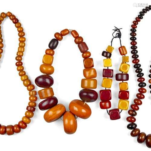 Quatre colliers de perles d'ambre, 20e siècle, un avec des p...