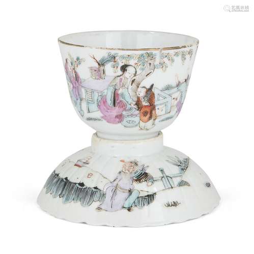 Un bol à thé en porcelaine chinoise de la famille rose et un...