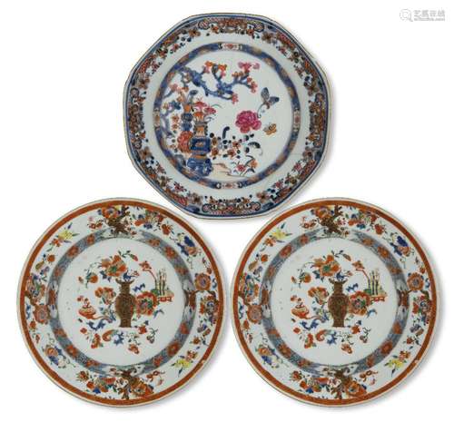 Trois plats en porcelaine d'exportation chinoise, XVIIIe siè...