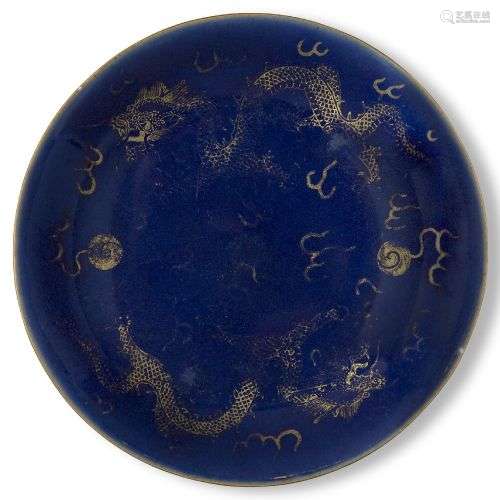 Un plat en porcelaine chinoise à fond bleu poudre, 19e siècl...