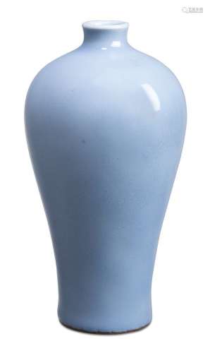 Un vase clair-de-lune monochrome en porcelaine chinoise, mei...