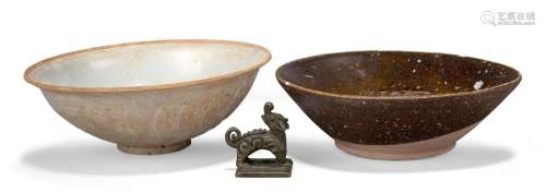 Deux bols en poterie chinoise et un sceau en bronze, les bol...