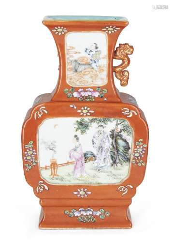 Vase en porcelaine chinoise de la famille rose à fond corall...
