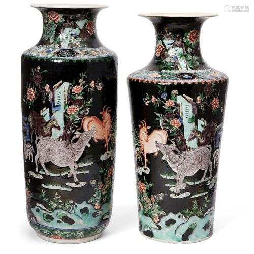 Deux vases similaires en porcelaine chinoise famille noire, ...