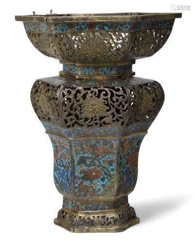 Un vase floral hexagonal chinois en émail cloisonné, XVIIe/1...