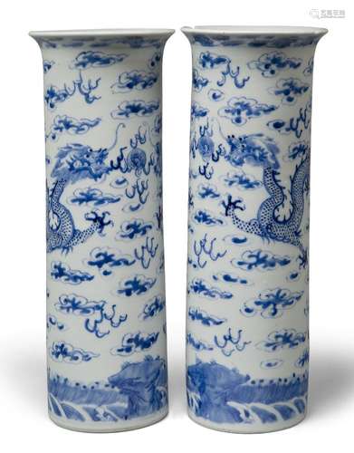 Une paire de vases à manche en porcelaine chinoise bleue et ...