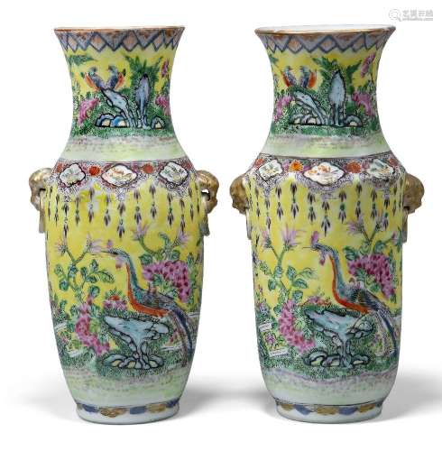Une paire de vases en porcelaine chinoise de la famille rose...