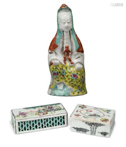 Trois pièces de porcelaine chinoise de la famille rose, péri...