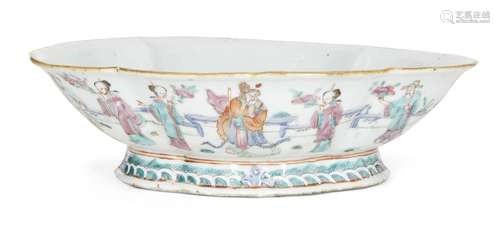 Bol à piédestal lobé en porcelaine chinoise de la famille ro...