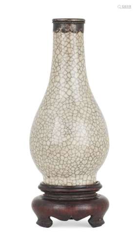 Un vase miniature chinois de type ge en grès, 18e siècle, re...