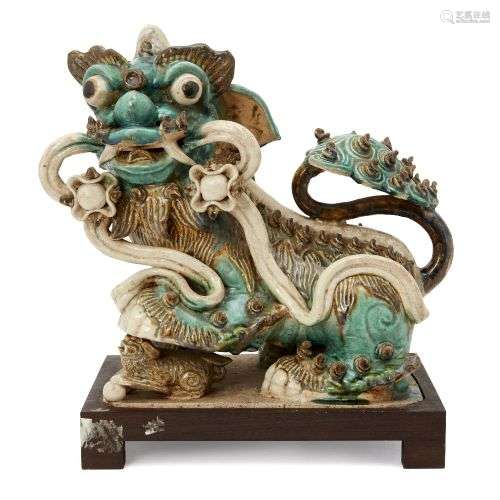 Grande figurine en poterie chinoise représentant un lion bou...