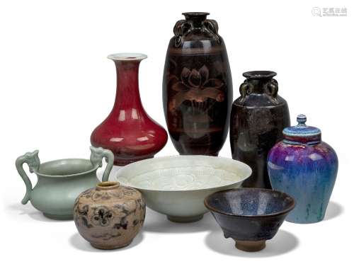 Un groupe de céramiques chinoises, 20e siècle, comprenant un...