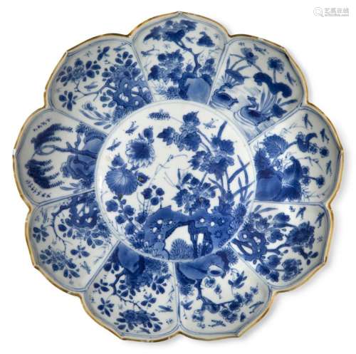 Plat en forme de lotus en porcelaine bleu et blanc, période ...