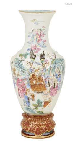 Un vase mural en porcelaine chinoise de la famille rose, pér...