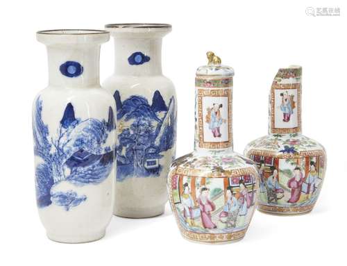 Une paire de vases de famille rose en porcelaine chinoise d'...