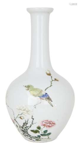 Un vase bouteille en porcelaine chinoise de la famille rose,...
