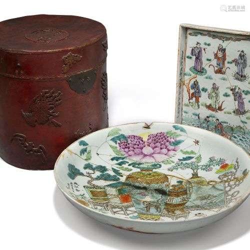 Un grand plat en porcelaine chinoise de la famille rose, déb...