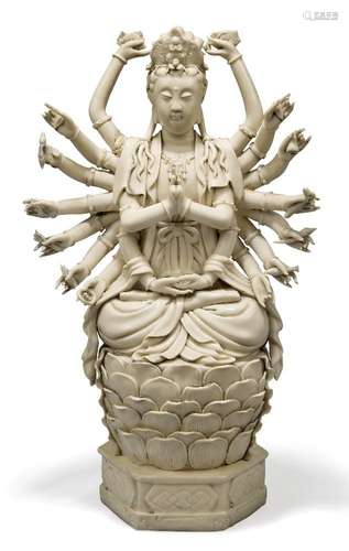 Figure de Guanyin à plusieurs bras en porcelaine de Dehua, 2...