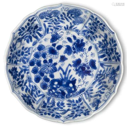 Une soucoupe moulée en bleu et blanc en porcelaine chinoise,...