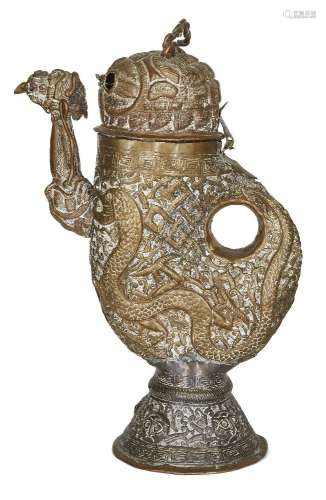 Une aiguière tibétaine en alliage de cuivre, 19ème siècle, m...
