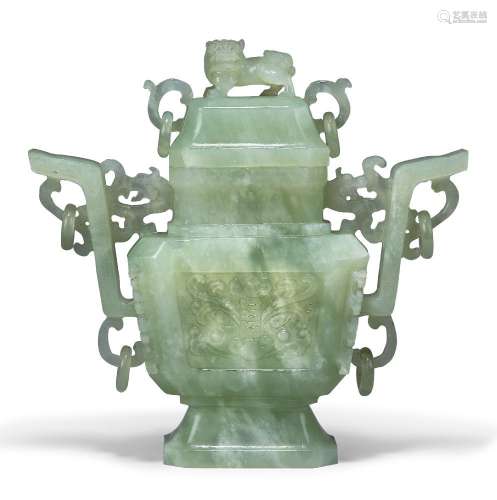Vase à deux anses et couvercle en bowenite chinois, début du...