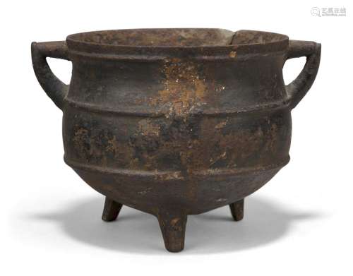 Un encensoir chinois en forme de chaudron en fer, 16e siècle...