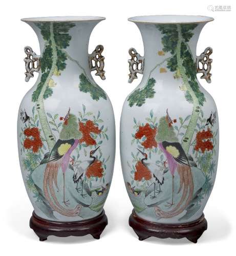 Une paire de grands vases chinois de la famille rose, périod...