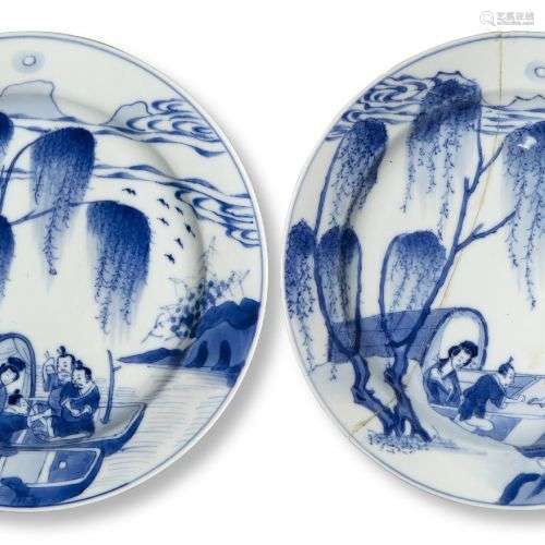 Une paire de petites assiettes en porcelaine bleue et blanch...