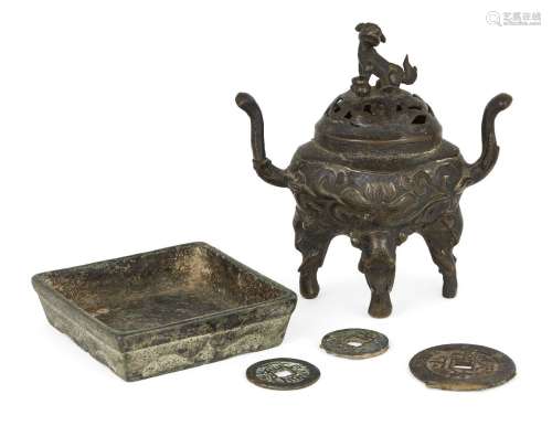 Un brûleur d'encens chinois en bronze, dynastie Ming du 17èm...