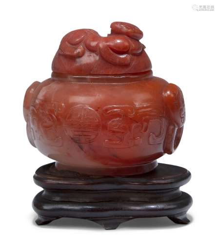 Un pot à eau chinois en agate carneilienne archaïque et son ...