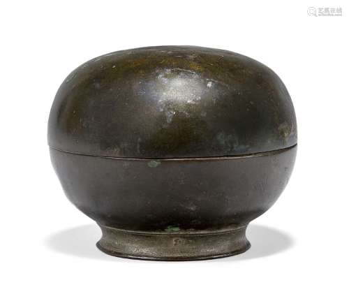Une boîte circulaire à couvercle en bronze khmer, 16e siècle...
