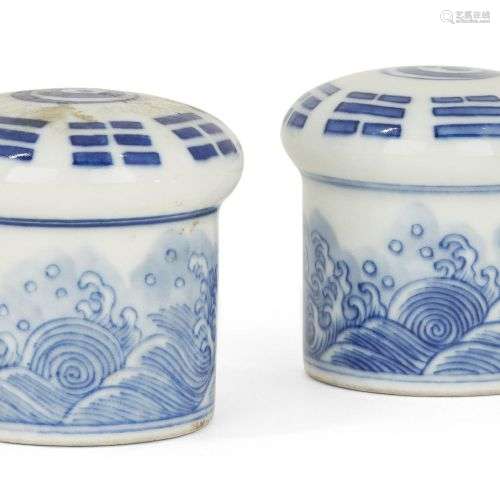 Une paire d'embouts de rouleau en porcelaine chinoise bleue ...