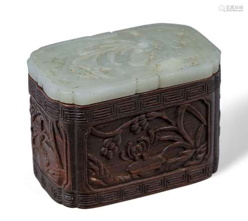 Une boîte chinoise en bois avec couvercle en jade vert pâle,...