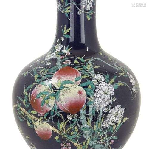 Un grand vase bouteille en porcelaine chinoise de la famille...