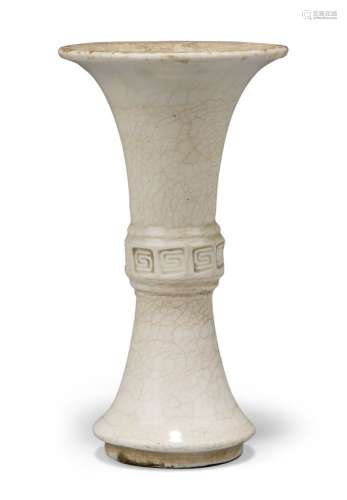 Petit vase en porcelaine chinoise à glaçure blanche, gu, 18e...