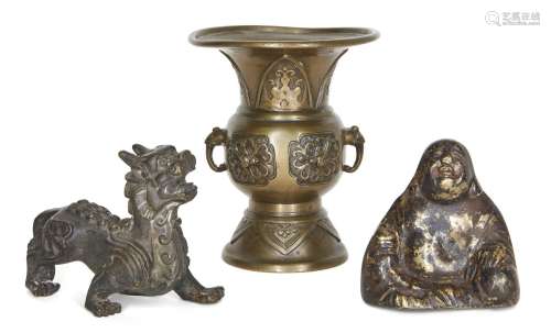 Trois bronzes chinois, fin du 19e siècle, avec un vase gu mo...