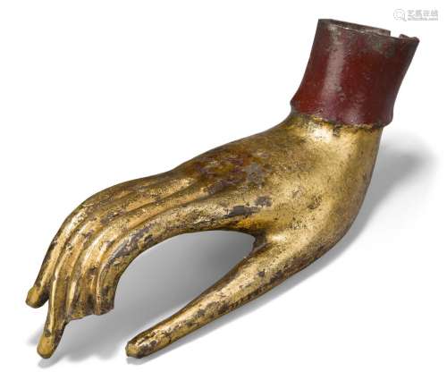 Une main de statue birmane en bronze doré, 19ème siècle, ave...