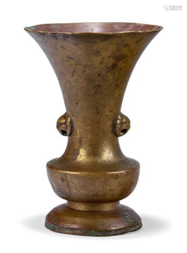 Un vase chinois en bronze, 18ème siècle, le long cou évasé m...