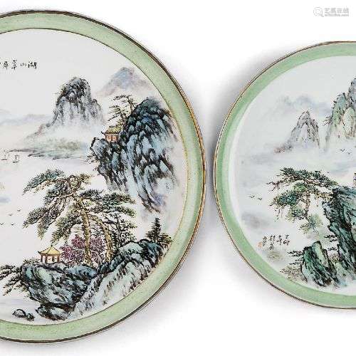 Deux assiettes en porcelaine chinoise de la famille rose, 20...