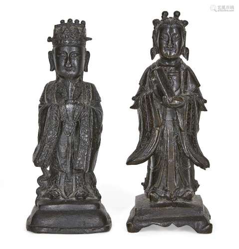 Deux figures chinoises en bronze, 18/19e siècle, l'une coulé...
